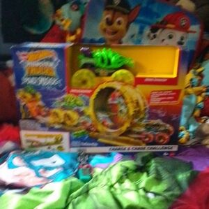 Hot Wheels Monster Trucks Power Smashers Charge & Chase Challenge
